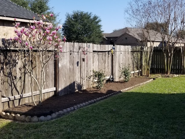 view of yard featuring fence