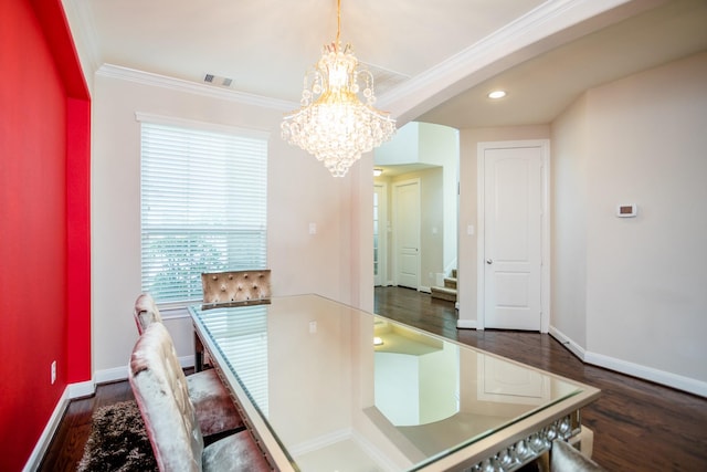 dining space featuring a chandelier, wood finished floors, visible vents, and baseboards