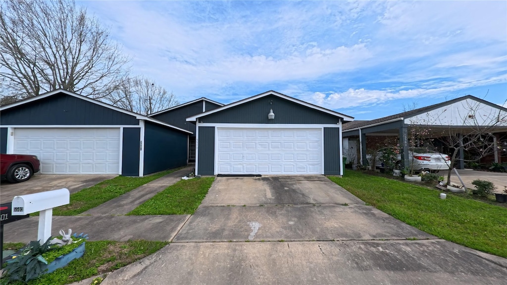 single story home with a front lawn