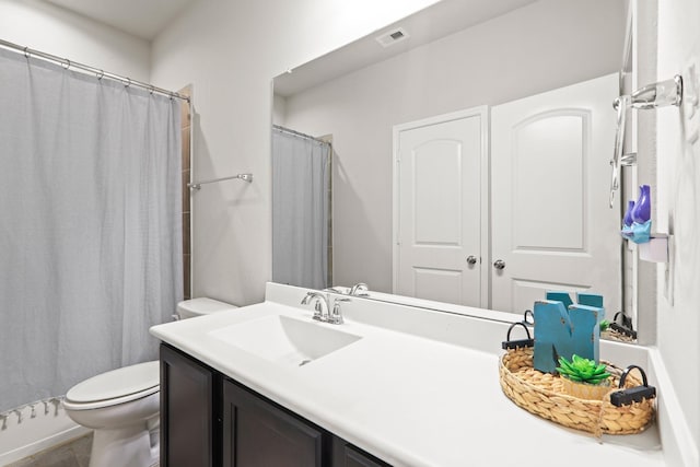 bathroom with vanity, a shower with shower curtain, toilet, and visible vents