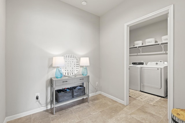 washroom featuring laundry area, baseboards, and independent washer and dryer