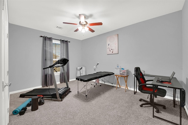 workout room featuring carpet floors, visible vents, baseboards, and a ceiling fan