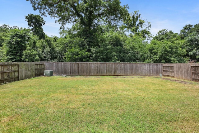 view of yard featuring a fenced backyard