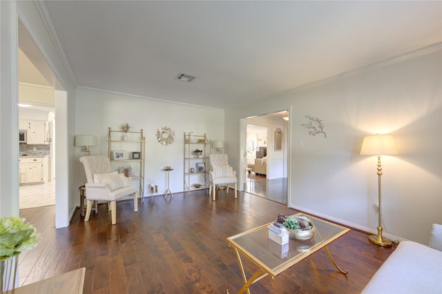 living room featuring dark wood-style floors, visible vents, crown molding, and baseboards