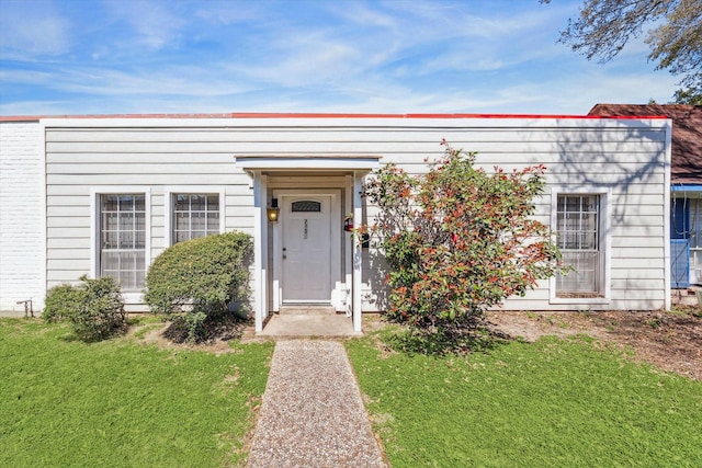 view of front of property with a front yard