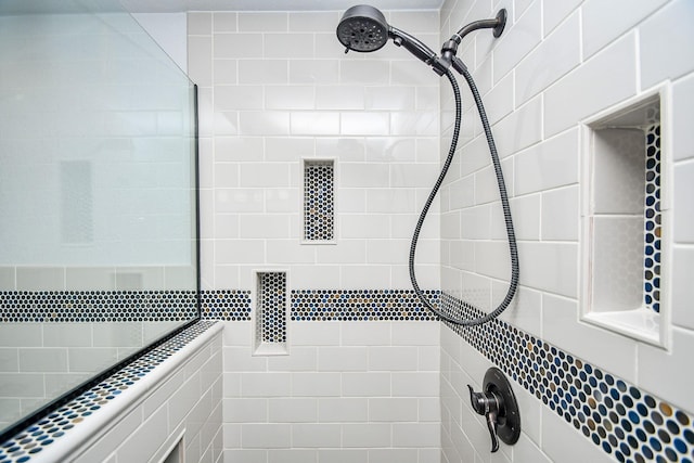 bathroom featuring a tile shower