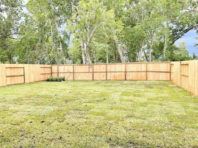 view of yard featuring a fenced backyard