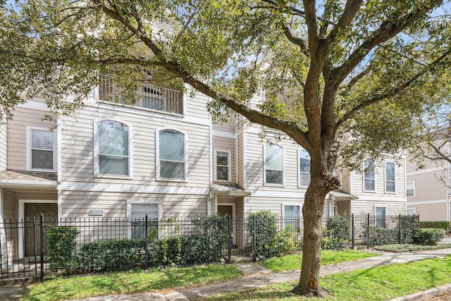 view of front of property with a fenced front yard