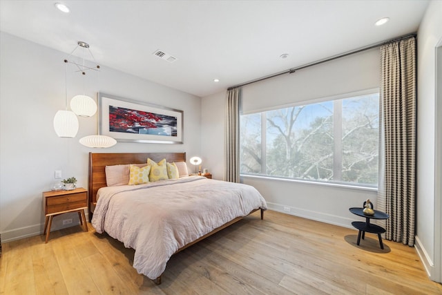 bedroom featuring light wood-style floors, baseboards, visible vents, and recessed lighting