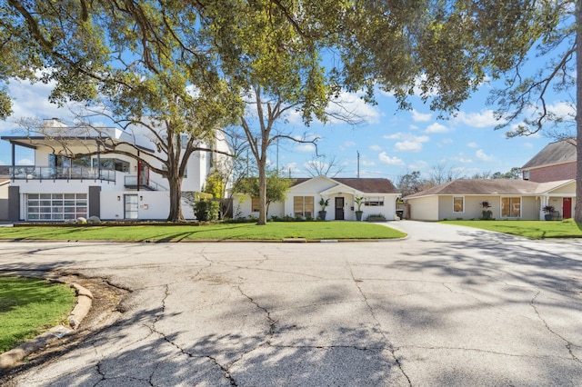 view of front facade with a front yard and driveway