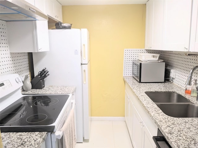 kitchen featuring a sink, white cabinets, under cabinet range hood, tasteful backsplash, and white range with electric stovetop