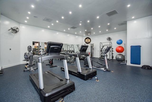 exercise room featuring recessed lighting, visible vents, and baseboards