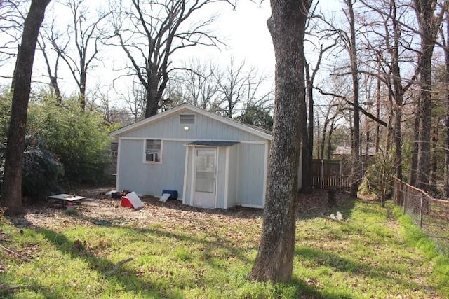 view of outdoor structure featuring an outbuilding and fence