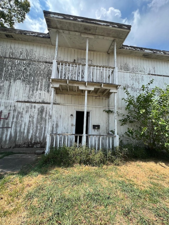 view of side of home featuring a balcony