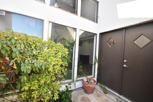 property entrance with stucco siding