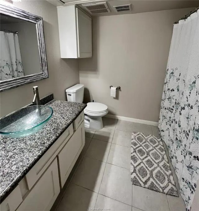 full bath featuring toilet, baseboards, visible vents, and tile patterned floors