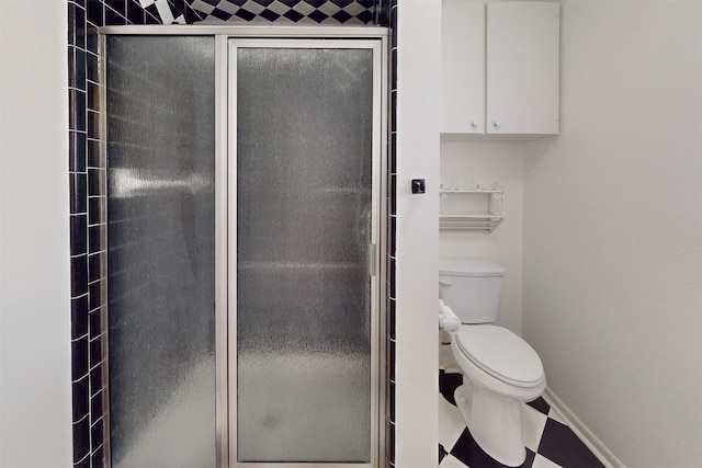 full bathroom with a stall shower, toilet, and baseboards