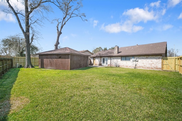 view of yard featuring an outdoor structure and a fenced backyard