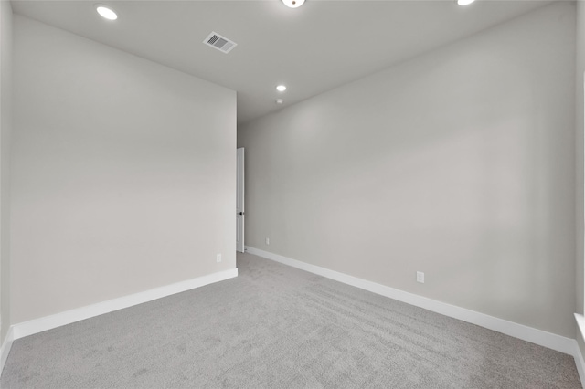 carpeted spare room with baseboards, visible vents, and recessed lighting