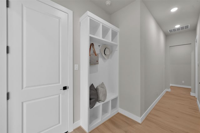 mudroom with recessed lighting, baseboards, visible vents, and light wood finished floors