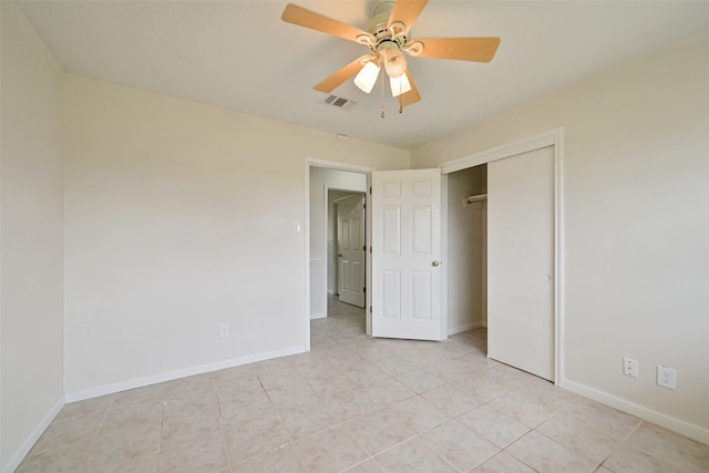 unfurnished bedroom featuring ceiling fan, a closet, visible vents, and baseboards