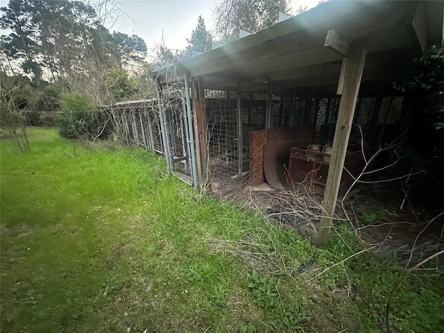 view of yard with an outbuilding