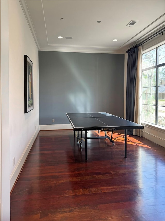 playroom with visible vents, ornamental molding, wood finished floors, recessed lighting, and baseboards