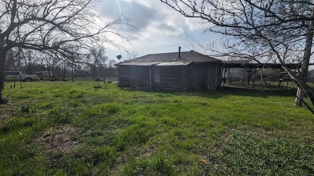 view of yard featuring an outbuilding