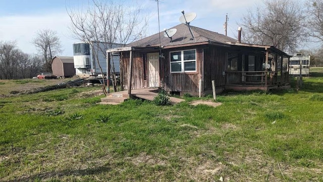 back of house featuring a lawn