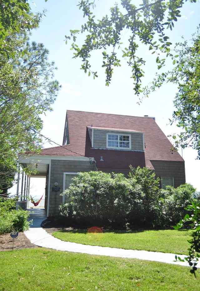 view of front of property with a front lawn