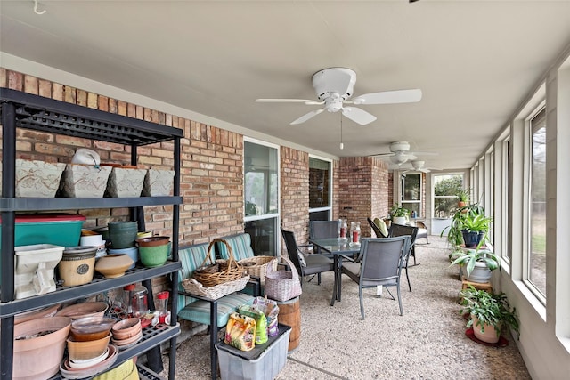 sunroom with ceiling fan