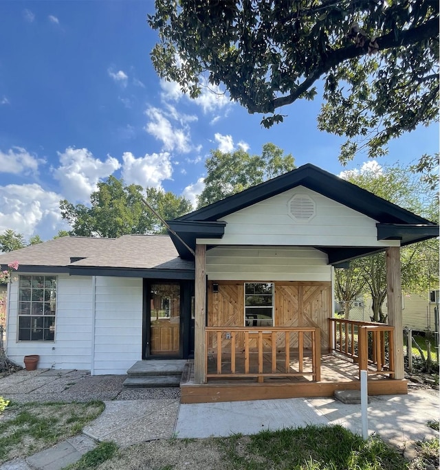 view of front of property featuring a shingled roof