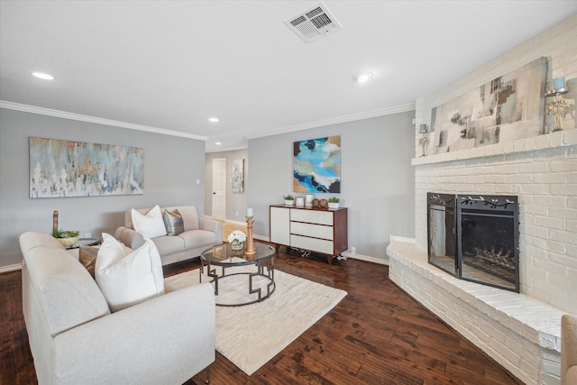 living area with dark wood finished floors, a fireplace, recessed lighting, visible vents, and baseboards