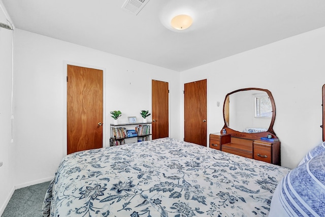 bedroom featuring carpet floors, a closet, visible vents, and baseboards