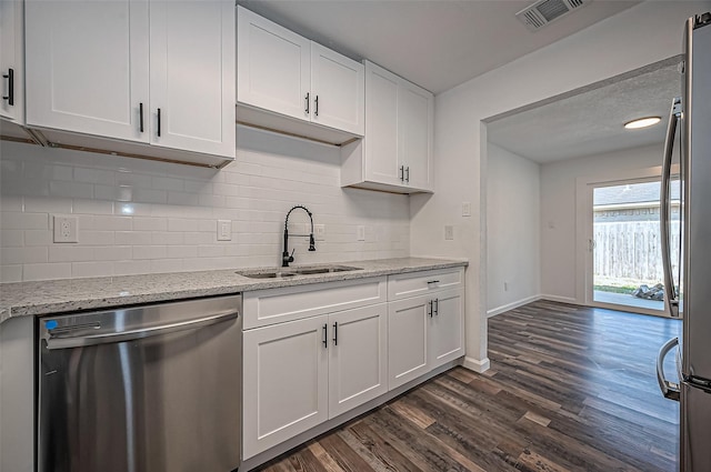 kitchen with stainless steel appliances, dark wood-style flooring, a sink, visible vents, and white cabinetry