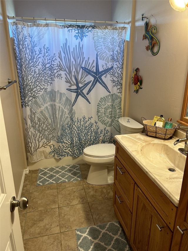 full bathroom featuring toilet, curtained shower, and vanity