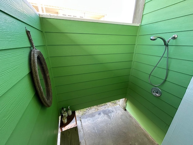 details featuring a tile shower