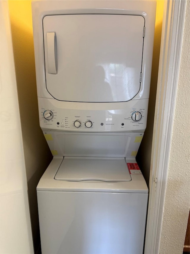 2120 El Paseo St Unit 3301, Houston, TX 77054 - laundry area featuring stacked washer and clothes dryer