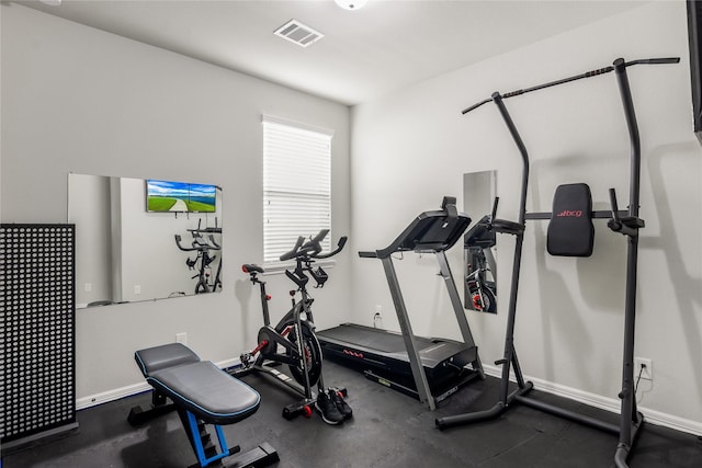 exercise area featuring visible vents and baseboards