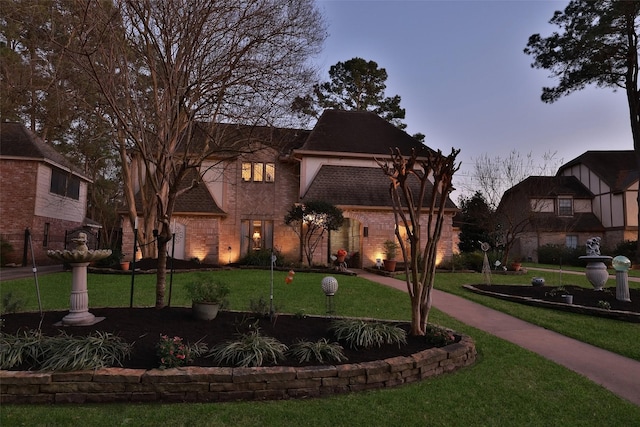 view of front of property featuring a yard