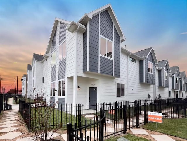 view of front of home with a fenced front yard