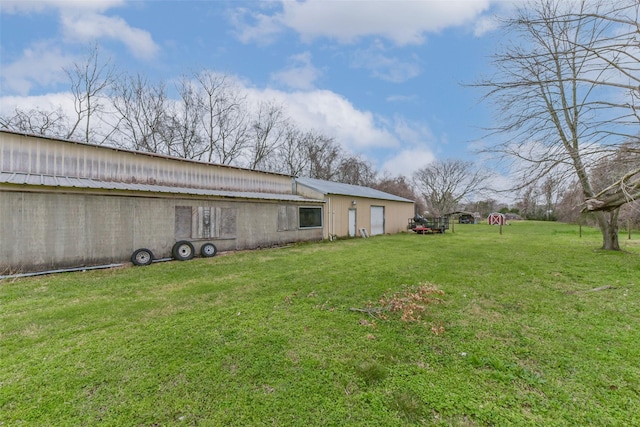 view of yard with an outbuilding and an outdoor structure