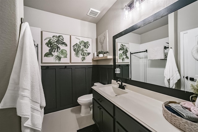 full bath with visible vents, a textured wall, toilet, a shower stall, and vanity