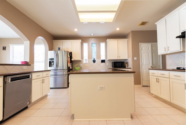 kitchen with tasteful backsplash, visible vents, light tile patterned flooring, black appliances, and recessed lighting