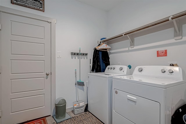 washroom with laundry area and washer and clothes dryer