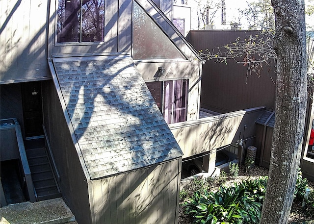 view of side of property featuring a shingled roof