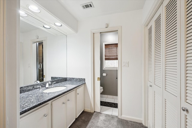 full bath with vanity, baseboards, visible vents, a closet, and toilet