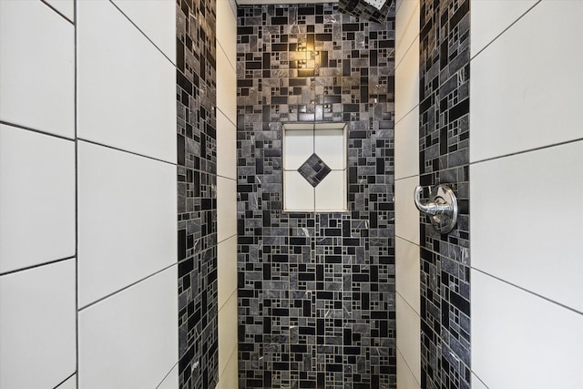 bathroom featuring a tile shower