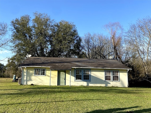 single story home featuring a front lawn