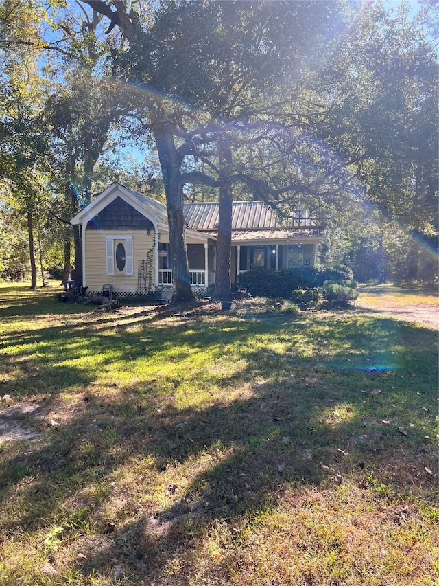 view of front facade featuring a front lawn